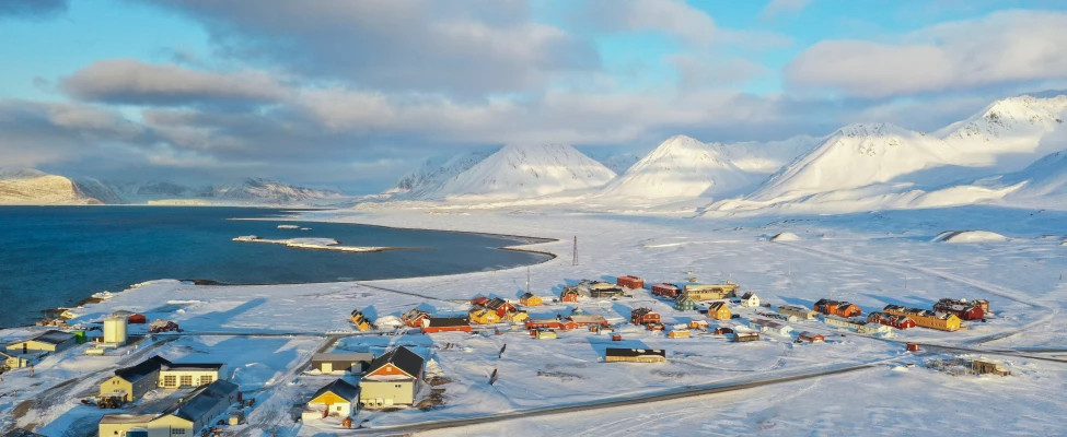 Veduta dell'avanposto di NyAlesund con la Baia del Re ed il Pilone d'attracco