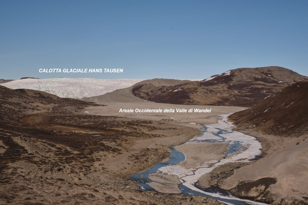 Veduta aerea della Calotta glaciale di Hans Tausen giungendo dalla Valle di Wandel.
