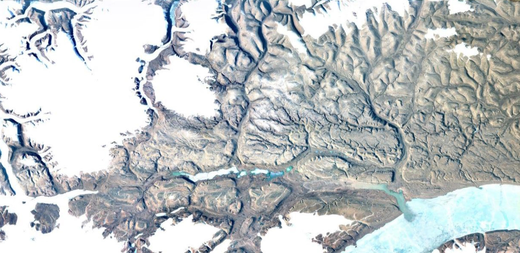 Immagine satellitare (2024) della Valle di Wandel in tutta la sua estensione. A sinistra la Calotta Glaciale Hans Tausen, la più settentrionale del pianeta Terra. Da qui, più in alto a destra, il Fiordo di Odino.