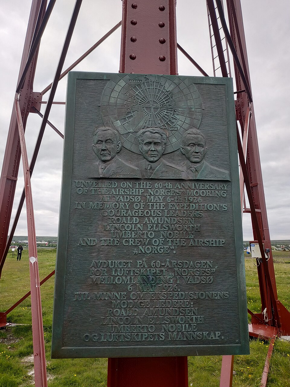 Targa bronzea presso il pilone d'attracco dei dirigibili italici a presenti a Vadso